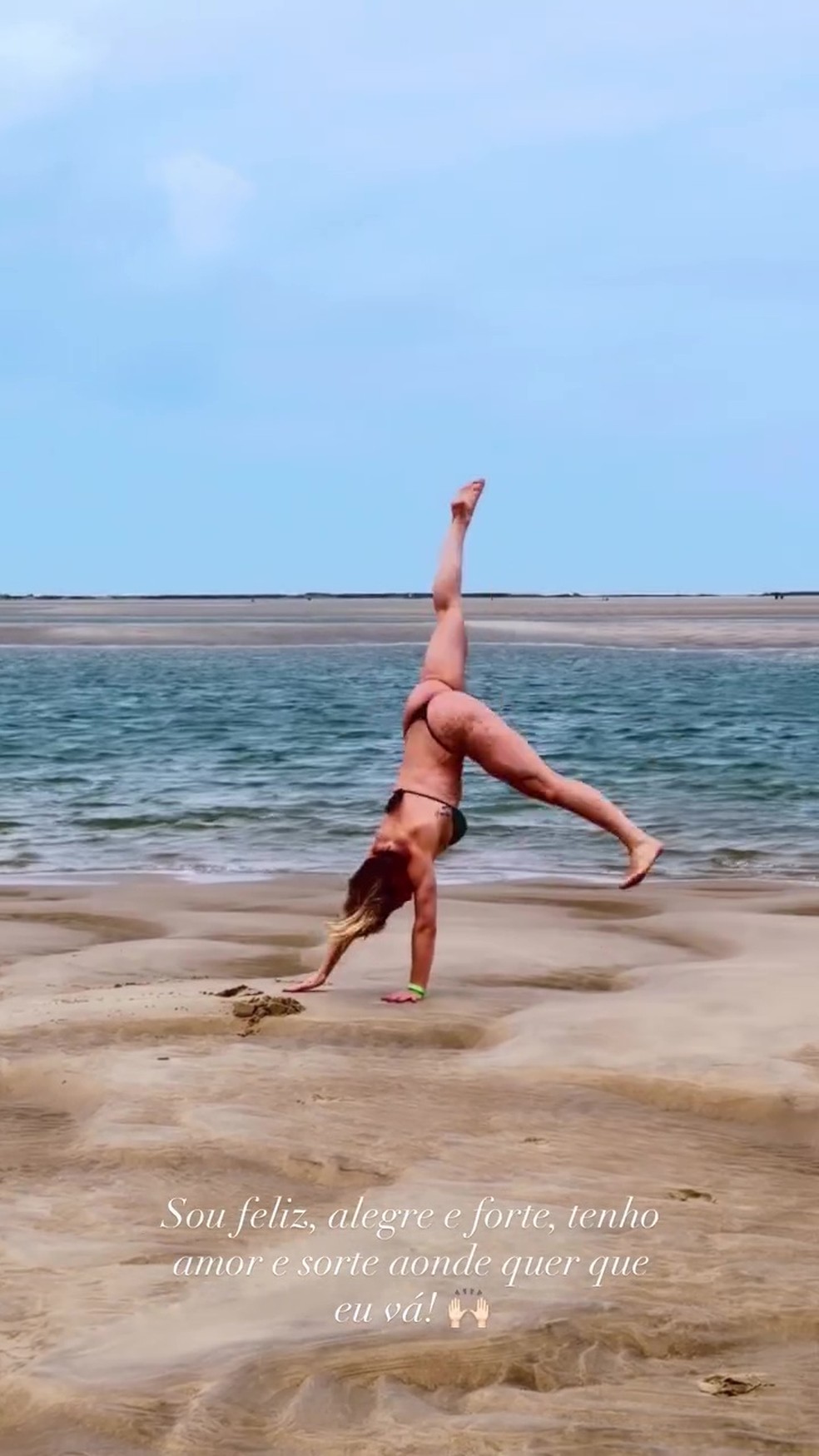 De fio-dental, Sheila Mello mostra shape ao fazer estrela na praia; vídeos — Foto: Reprodução/Instagram