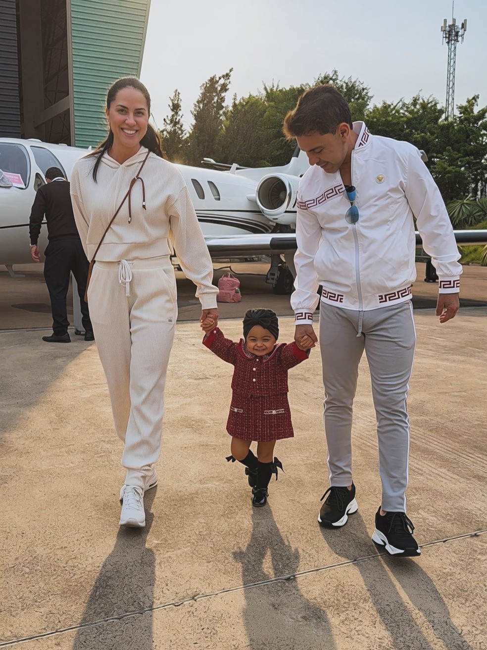 Graciele Lacerda e Zezé Di Camargo com a filha, Clara — Foto: Reprodução/Instagram