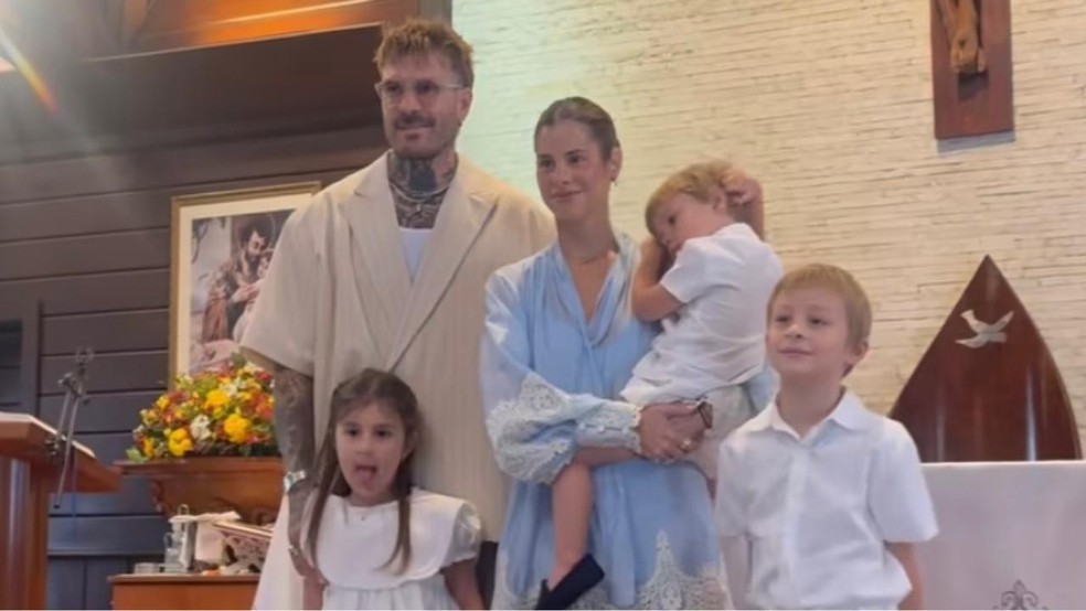 Shantal e Mateus Verdelho batizam os três filhos — Foto: Reprodução | Instagram