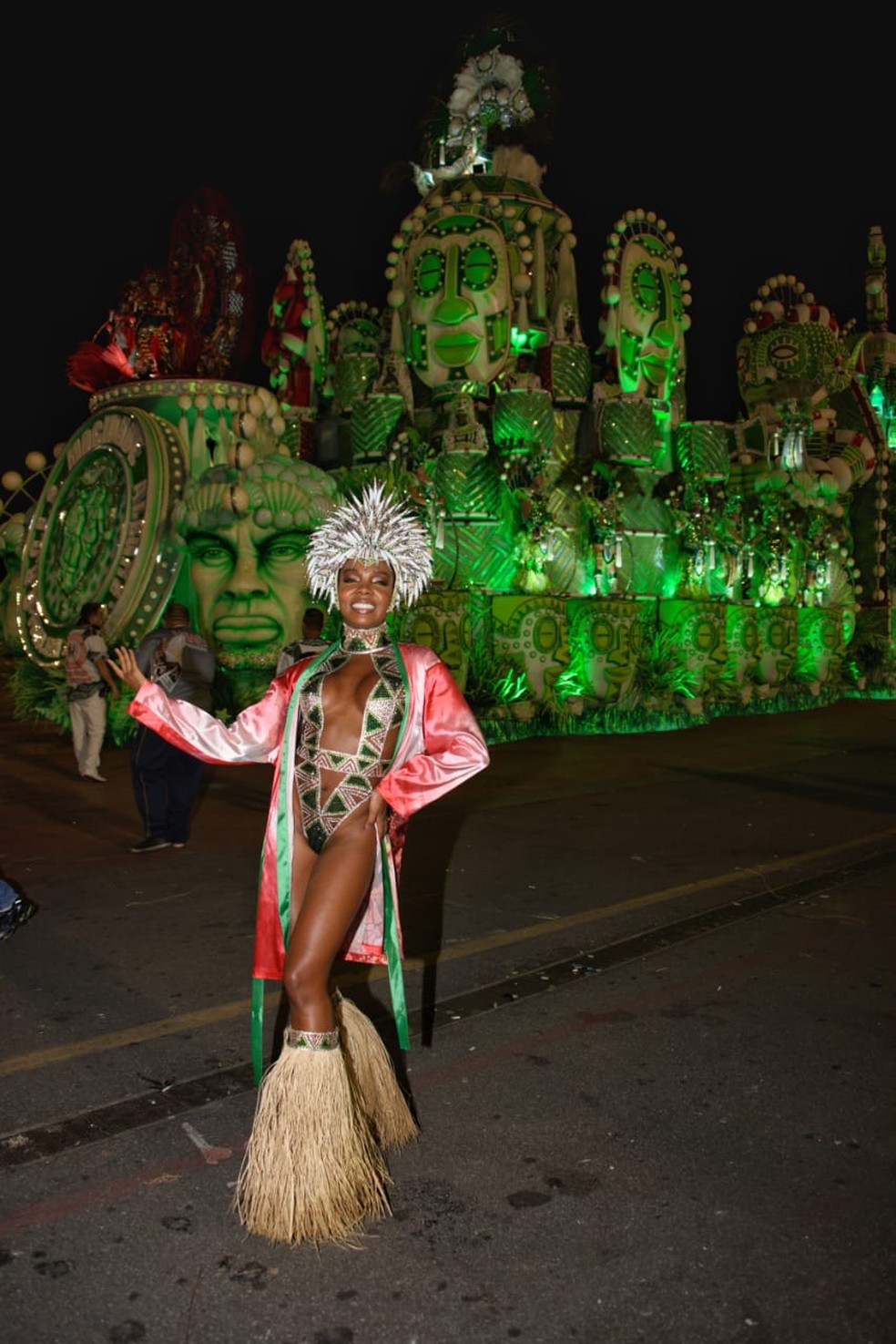 Thelma Assis pronta para desfilar pela Mocidade Alegre, campeã do Carnaval 2023 de São Paulo — Foto: Bruna Grassi/Quem