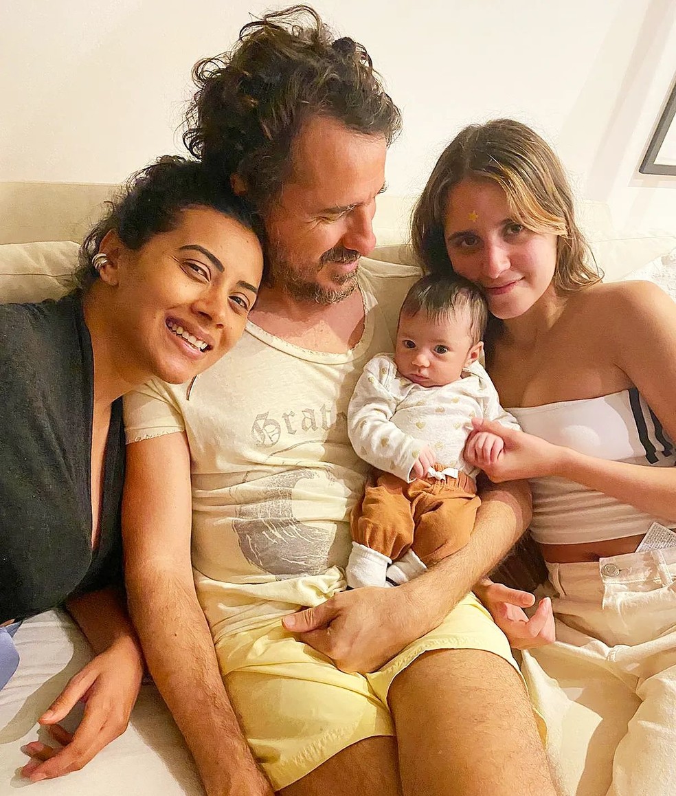 Aline Midlej com marido, filha e enteada — Foto: Reprodução do Instagram