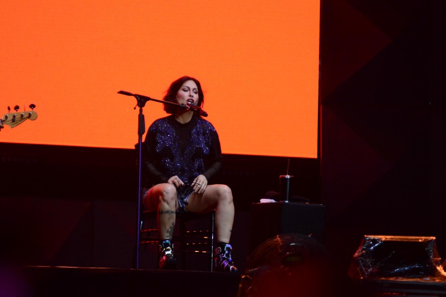 Após cirurgia, Pitty volta aos palcos e faz show sentada: 'Desistir ...