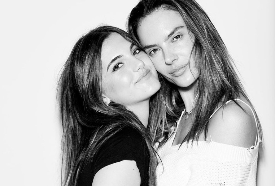 Anja, filha de Alessandra Ambrosio, beija muito o namorado em viagem a Itália