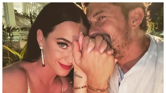Orlando Bloom compartilha clique romântico com Katy Perry