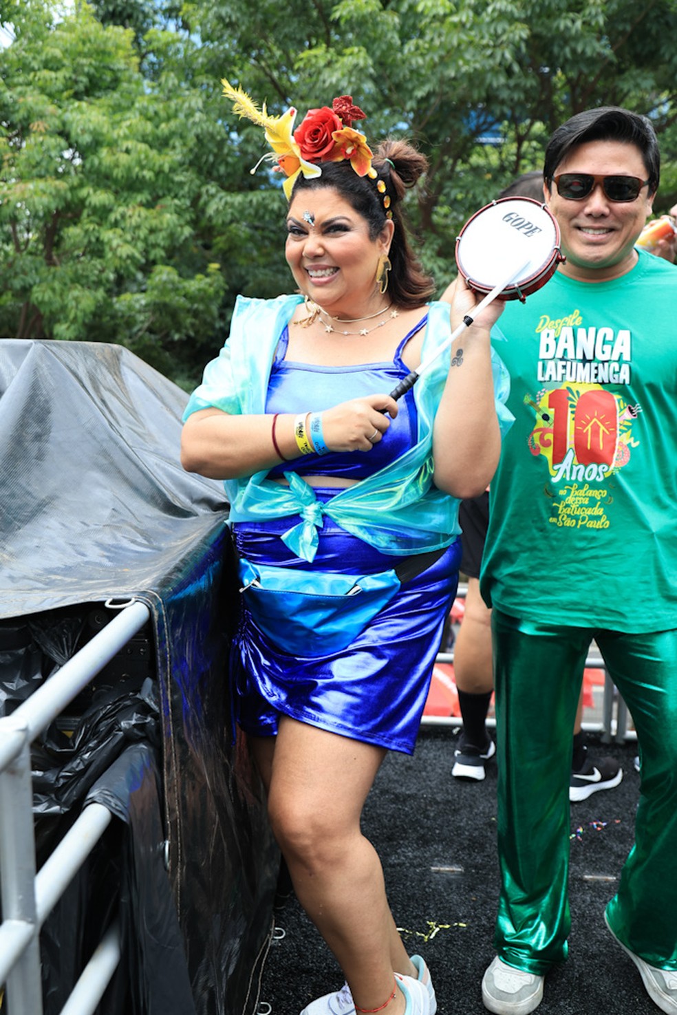 Fabiana Karla e namorado se beijam muito no Bloco do Abrava