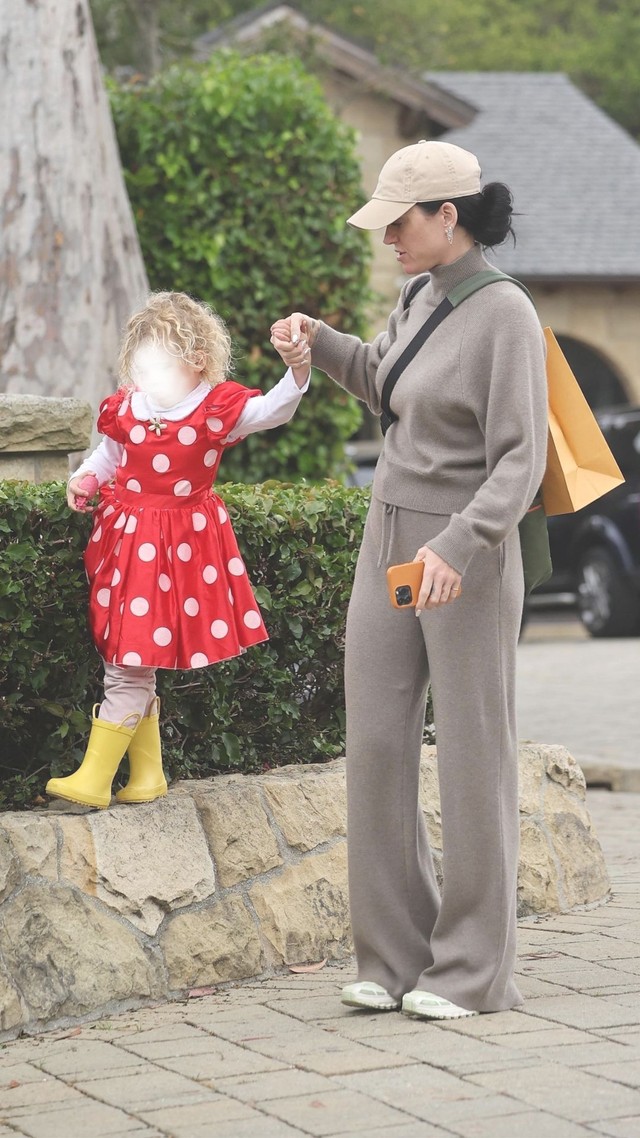 Katy Perry veste a filha de Minnie Mouse para passeio na Califórnia