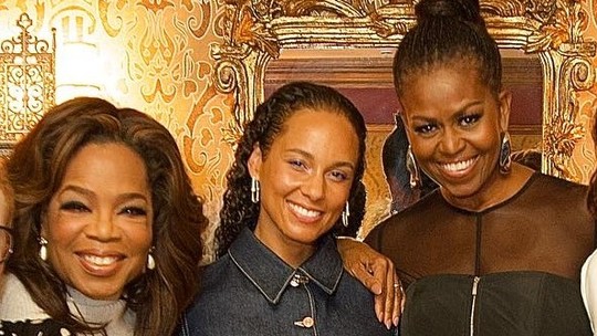 Alicia Keys é tietada por Oprah Winfrey e Michelle Obama em estreia na Broadway