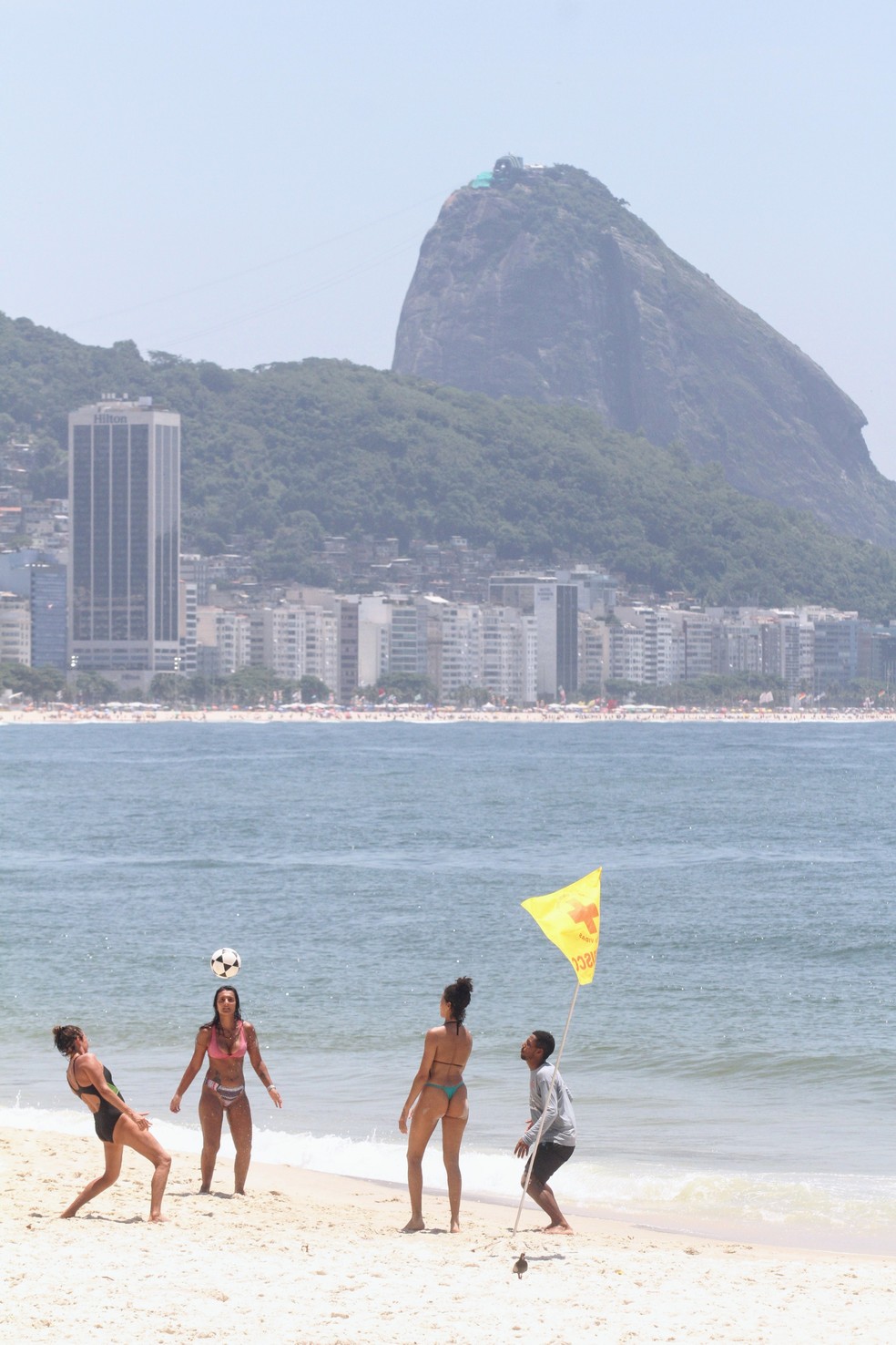 Fora da Globo, Andréa Beltrão joga futebol em praia no Rio de Janeiro