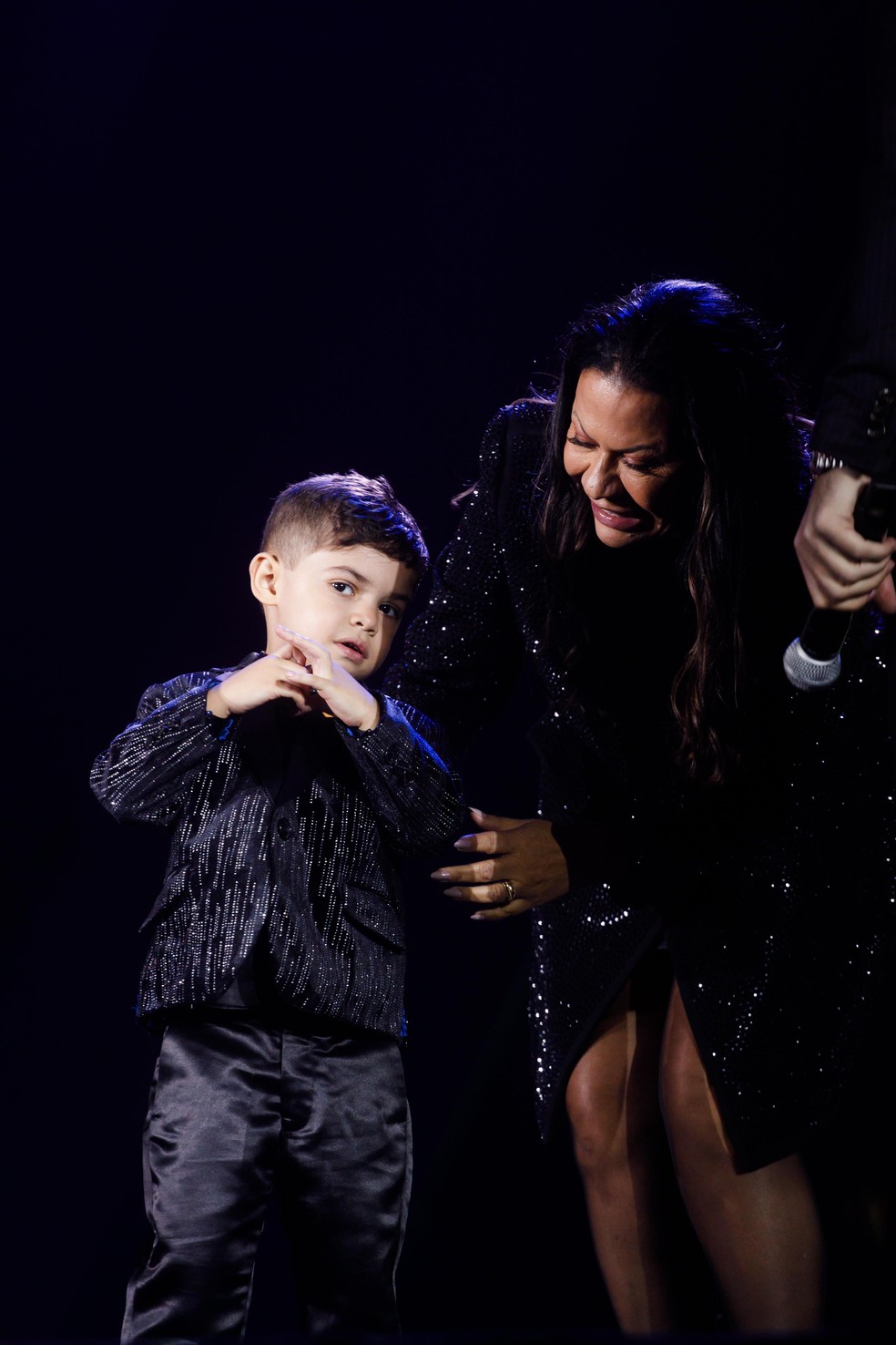 Leo no palco com a av&oacute; Ruth e o pai, Murilo Huff &mdash; Foto: Patr&iacute;cia Devoraes/Brazil News