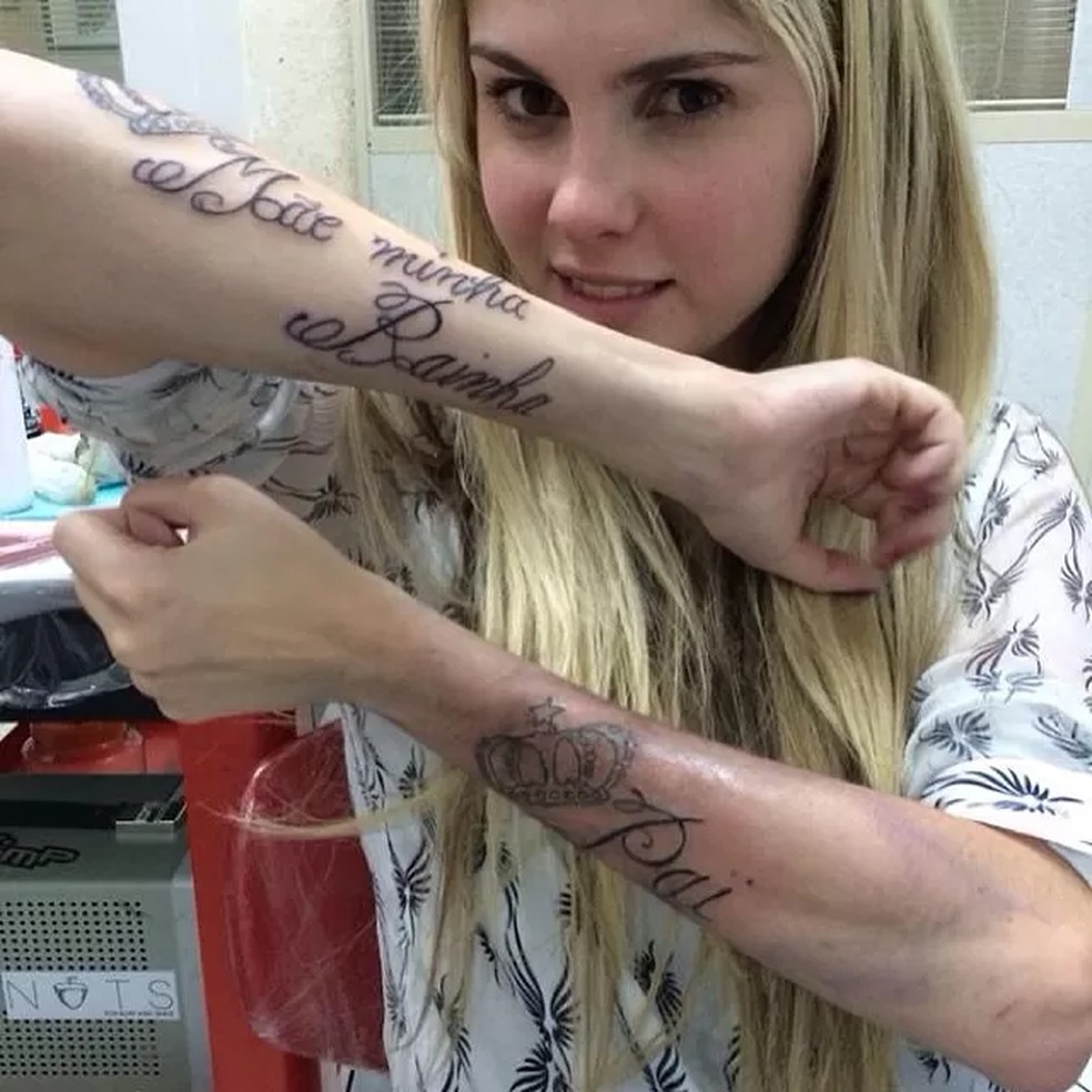 Bárbara Evans tatuou homenagem para Monique Evans, sua mãe, no braço — Foto: Reprodução/ Instagram