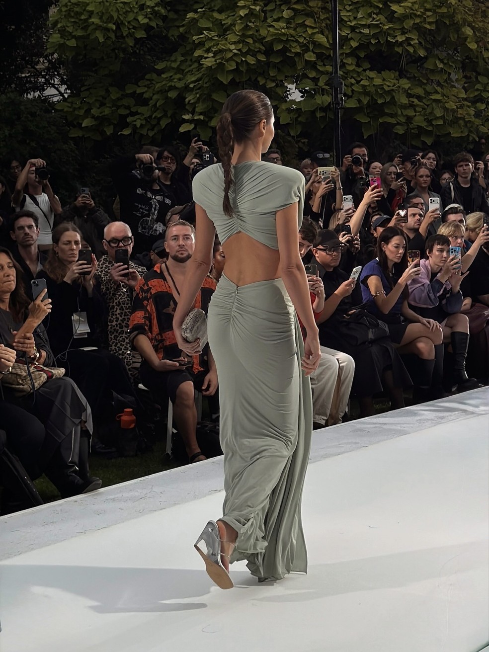 Miranda Kerr na Semana de Moda de Paris 2026 — Foto: Reprodução | Instagram