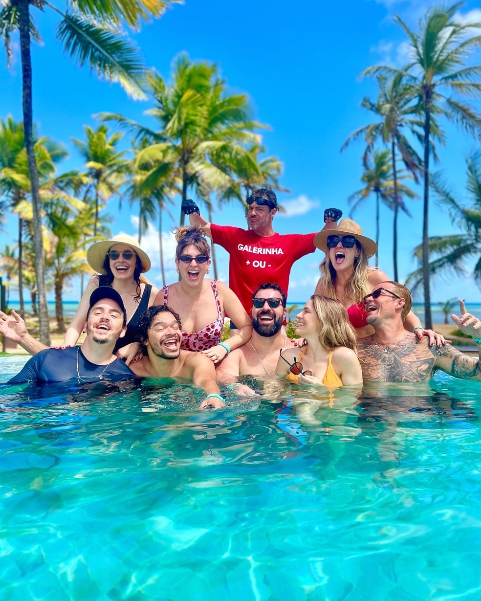 Elenco de 'Sandy & Junior' celebra 25 anos do seriado na Costa do Sauípe — Foto: Reprodução/Instagram