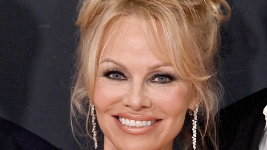 Pamela Anderson diz que melhor noite de sexo foi com homem de 80 anos: "Me deixou sem fôlego"
