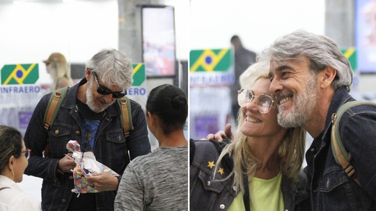 Alexandre Borges posa com fãs e recebe presente em aeroporto do Rio