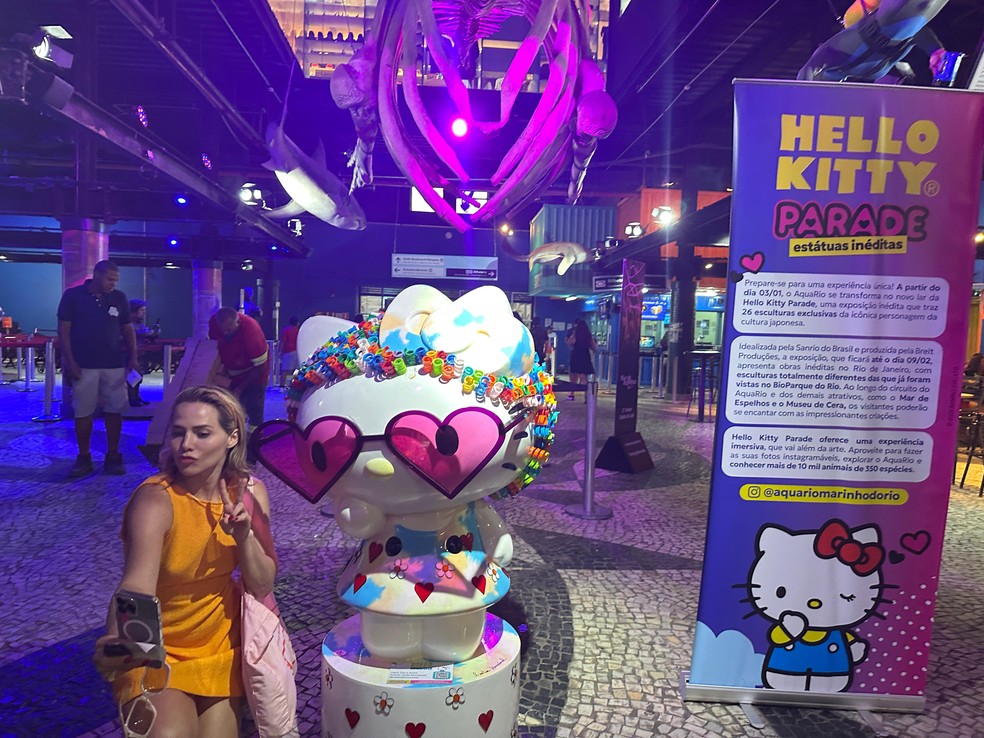 Letícia Colin visita o AquaRio com o filho, Uri, e confere