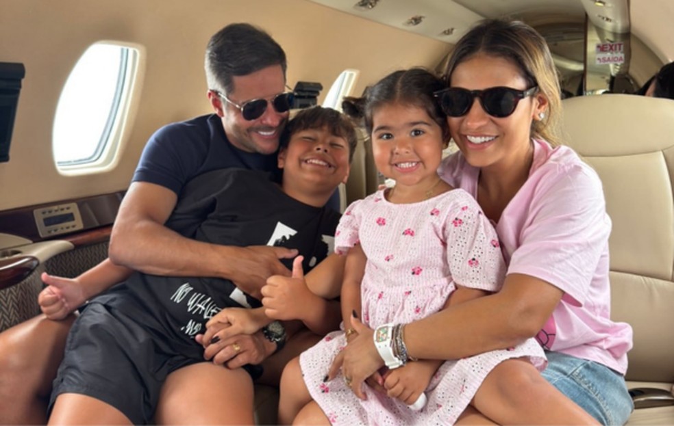 Simone Mendes e Kak Diniz com os filhos, Henry e Zaya  Foto: Reproduo / Instagram
