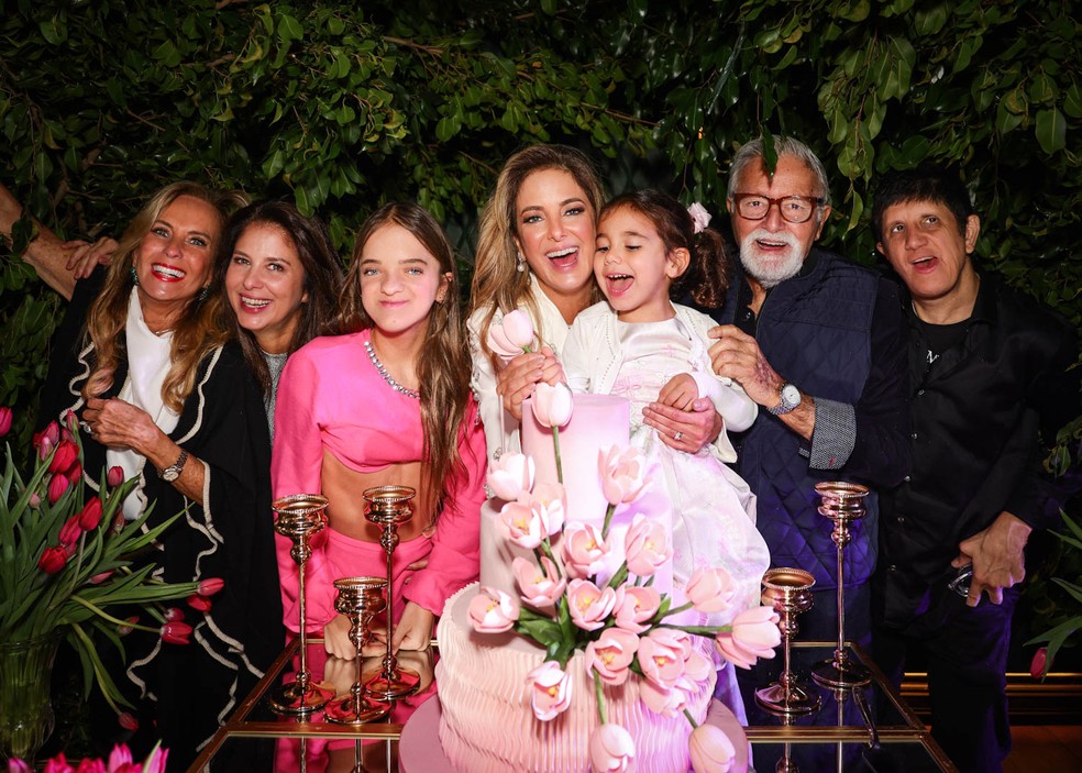 Ticiane Pinheiro com a família — Foto: Manuela Scarpa / Brazil News