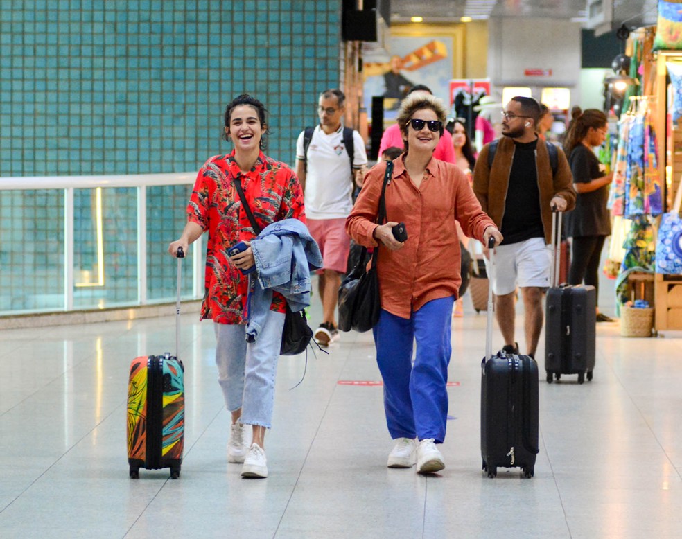 Nanda Costa e Lan Lanh são fotografadas abraçadinhas antes de viagem