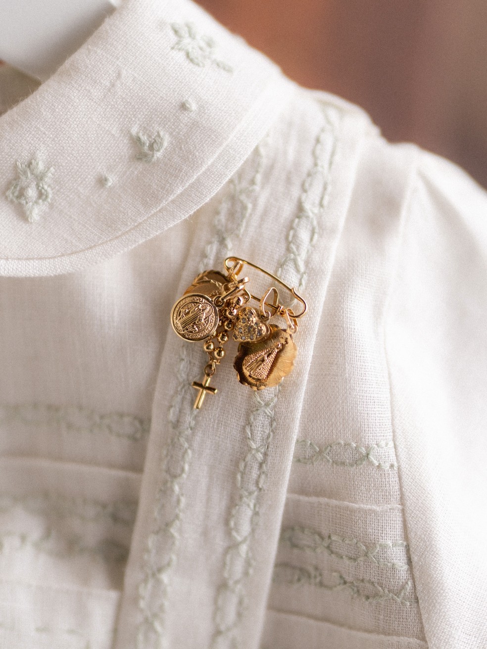 Mariana Rios mostra detalhes da roupa do filho para seu batizado — Foto: Reprodução/Instagram