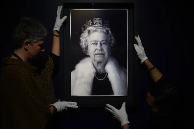Retrato de Rainha Elizabeth II fez parte da exibição temporária Life Through a Royal Lens no Kensington Palace