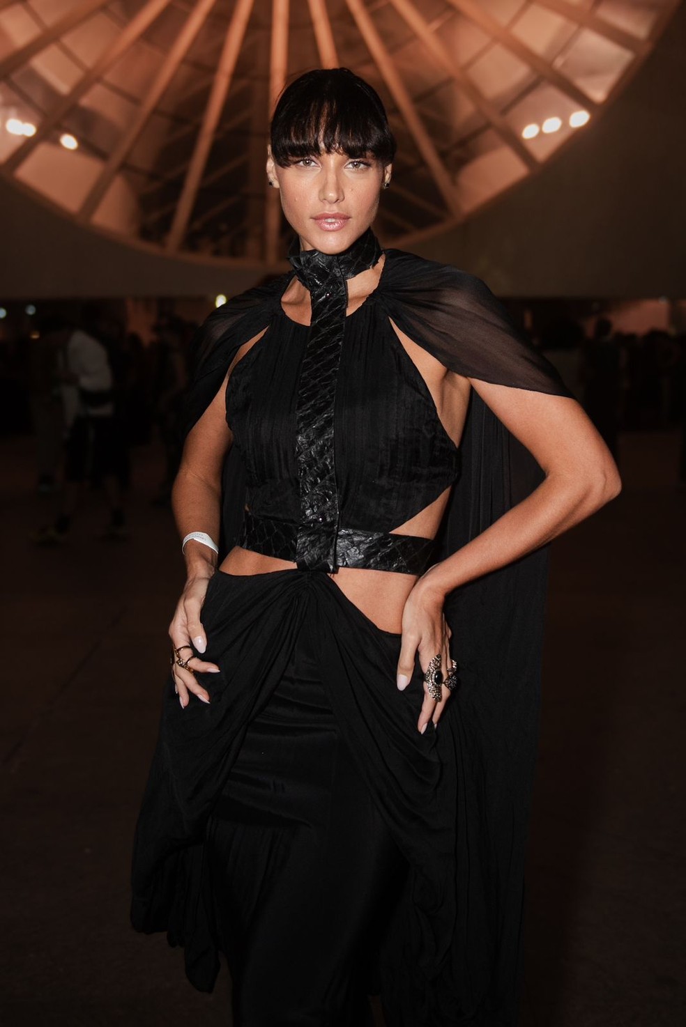 Débora Nascimento aposta em look recortado no último dia de Rio Fashion ...