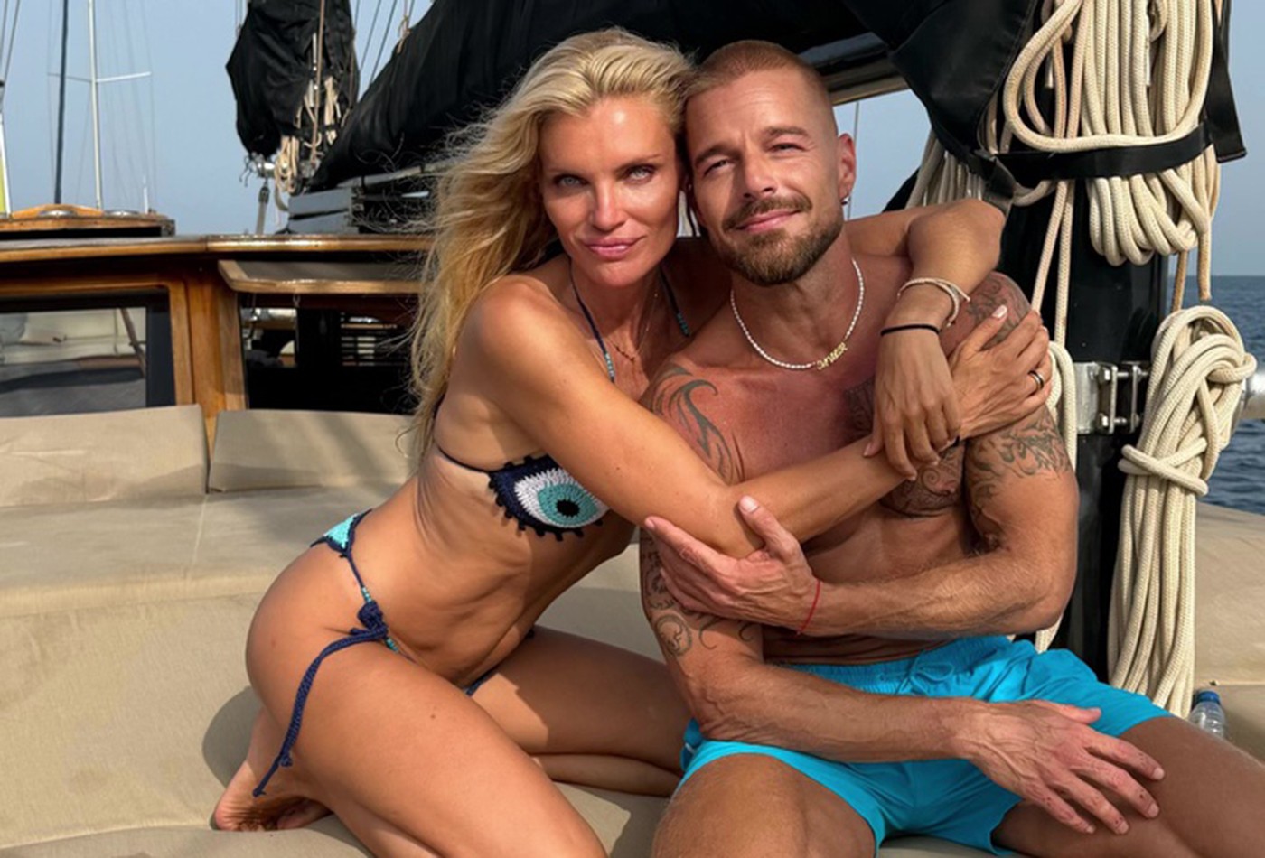 Ricky Martin e modelo Esther Cañadas passeiam de barco e mostram shape