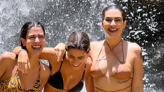 De biquíni, Cleo, Ana e Antonia Morais se refrescam juntas em cachoeira