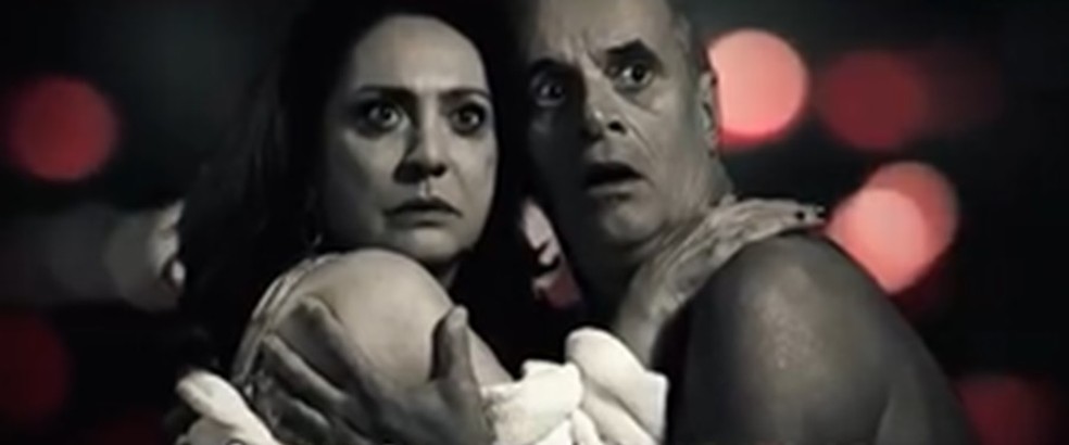 Flagra do casal Muricy (Eliane Giardini) e Leleco (Marcos Caruso) virou congelamento de fim de capítulo de 'Avenida Brasil' — Foto: TV Globo