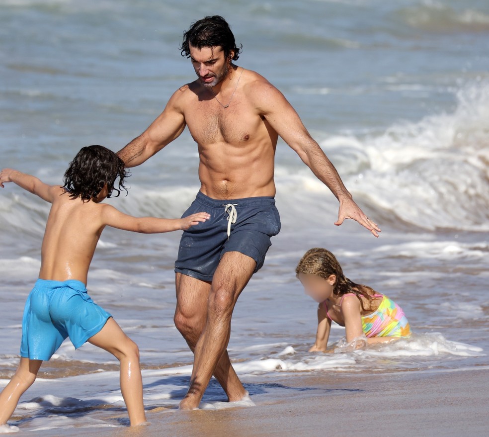 Justin Baldoni com filhos em praia — Foto: The Grosby Group