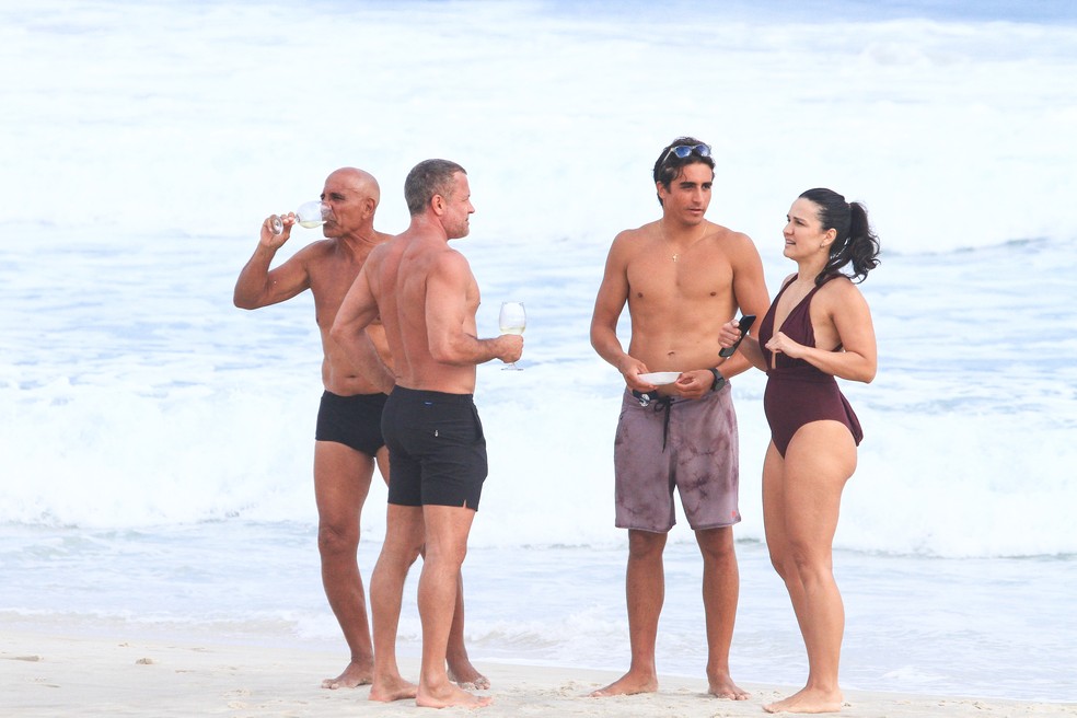 Malvino Salvador curtiu praia em família com Kyra Gracie — Foto: Fabrício Pioyani/Agnews