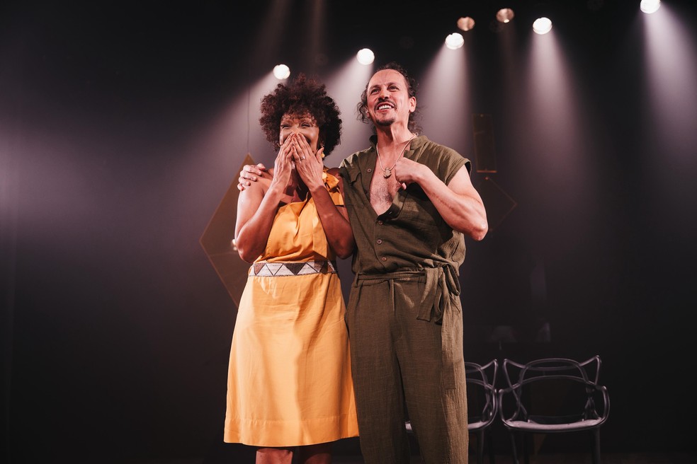 Isabel Fillardis é pedida em casamento após peça de teatro no Rio — Foto: Guilherme Silva / Brazil News