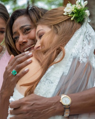 Marina Ruy Barbosa abraçando Glória Maria em seu casamento