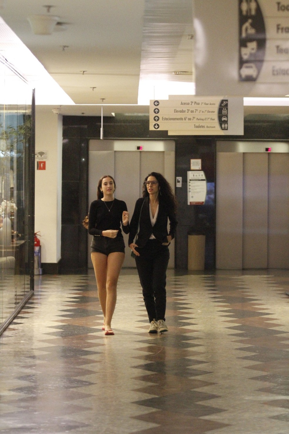 Marisa Monte e a filha — Foto: Adão/AgNews
