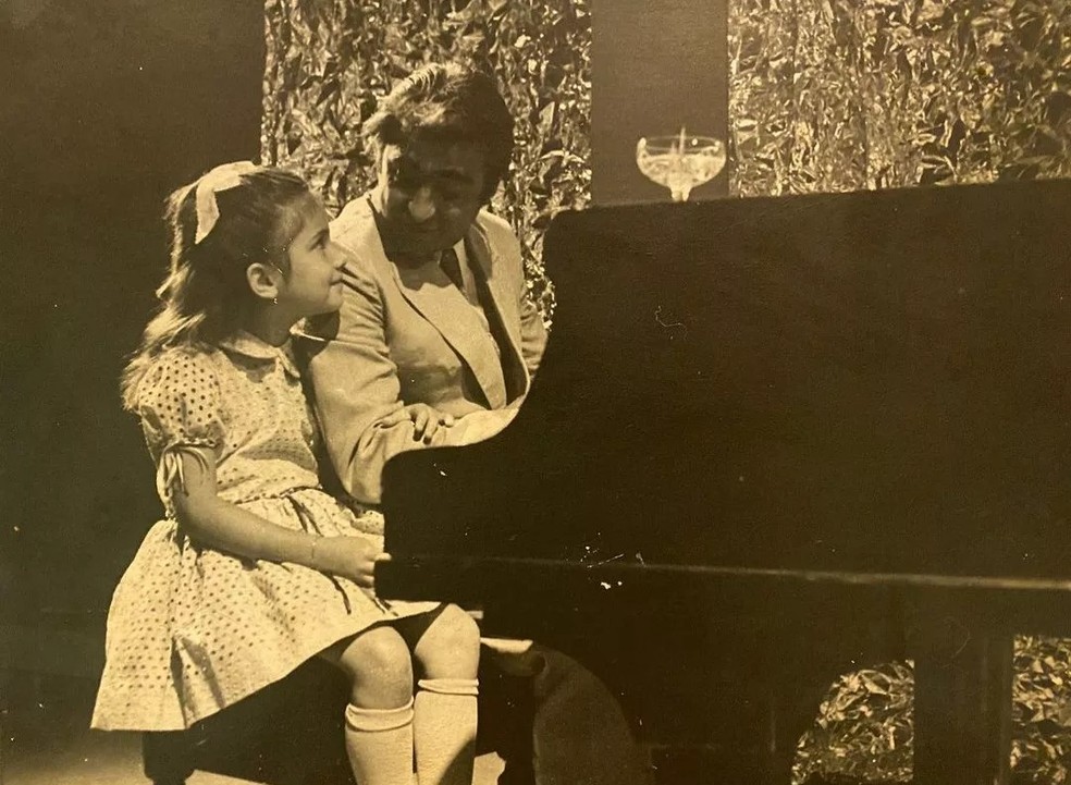 Sandra Annenberg tinha 6 anos quando atuou em teleteatro da TV Cultura ao lado de Luís Gustavo — Foto: Arquivo pessoal