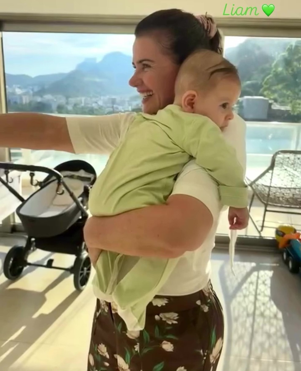 Luma de Oliveira e o neto caçula, Liam — Foto: Reprodução/Instagram