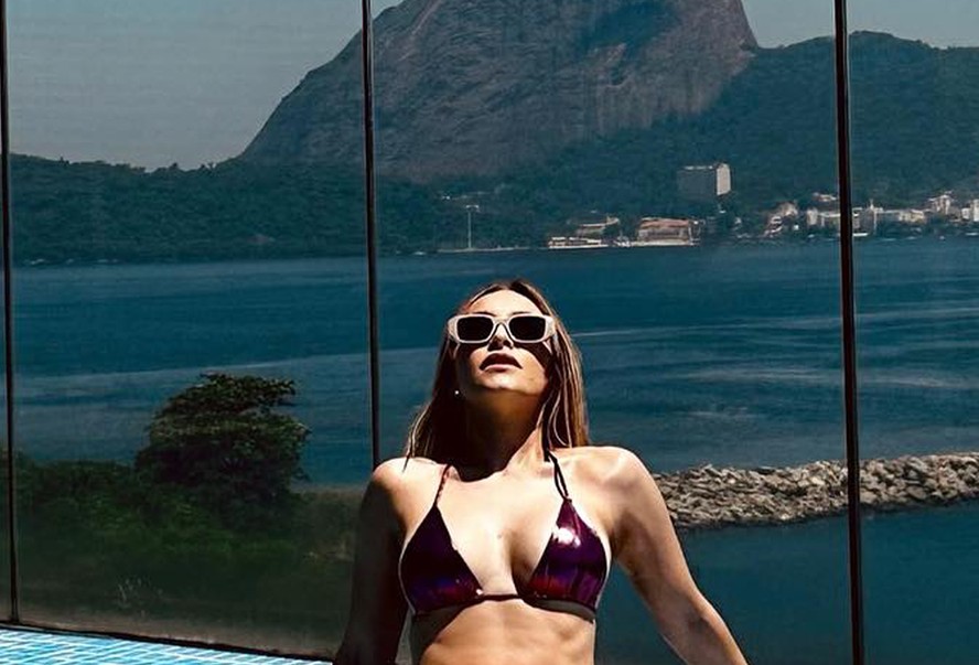 Carla Diaz renova o bronzeado no Rio, e fãs reagem: Surto interno depois dessa foto