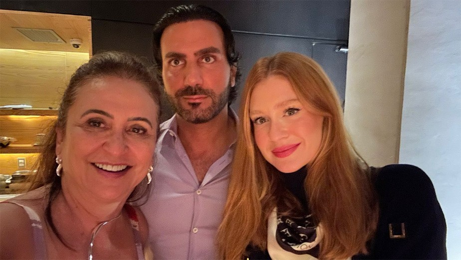 Marina Ruy Barbosa posa com novo namorado e é tietada por Katia Abreu