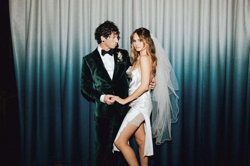 Foto de casamento de Debby Ryan (vestido para festa) e Josh Dun — Foto: Reprodução/Instagram