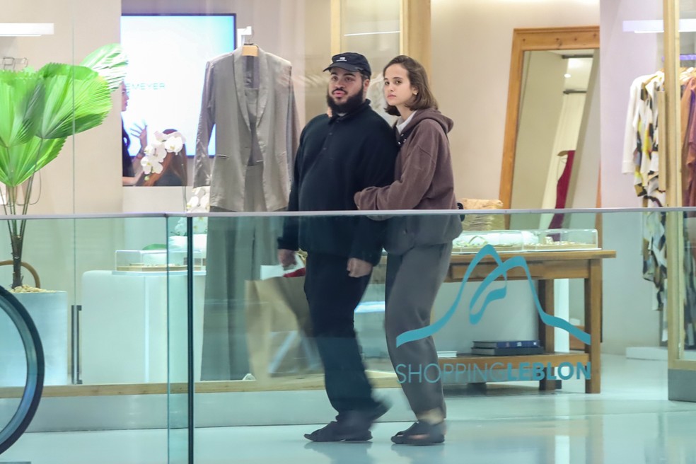 Fran Gil, filho de Preta Gil, passeia agarradinho à namorada, Emilie Rey