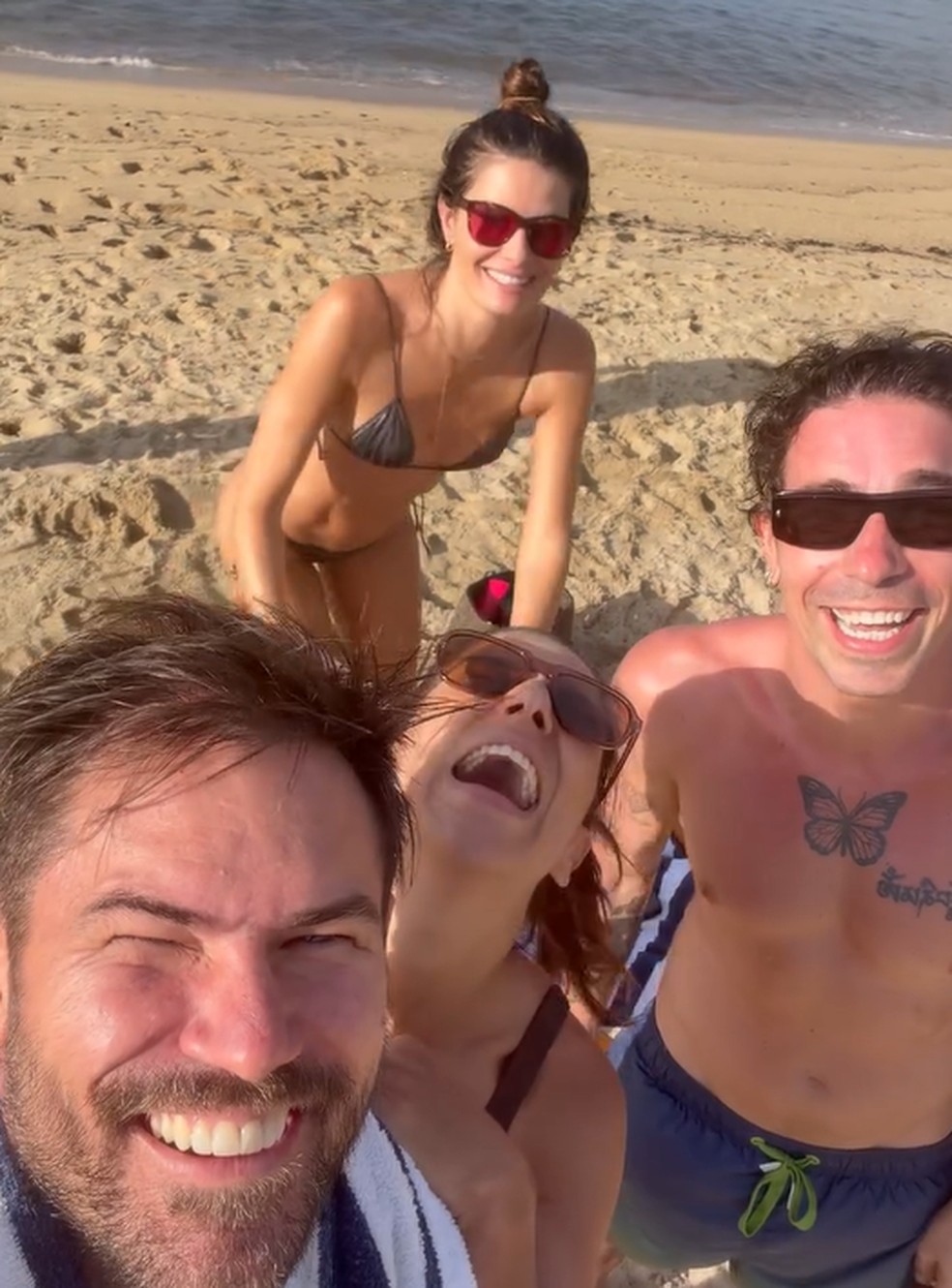 Di Ferrero abriu álbum de dia de praia com Isabeli Fontana e o enteado — Foto: Reprodução/Instagram