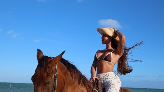 Tainá Militão exibe dias de lazer em Alagoas com passeio a cavalo e momentos de sol