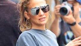 Jennifer Lopez exibe aliança de casamento em meio a suposta separação de Ben Affleck