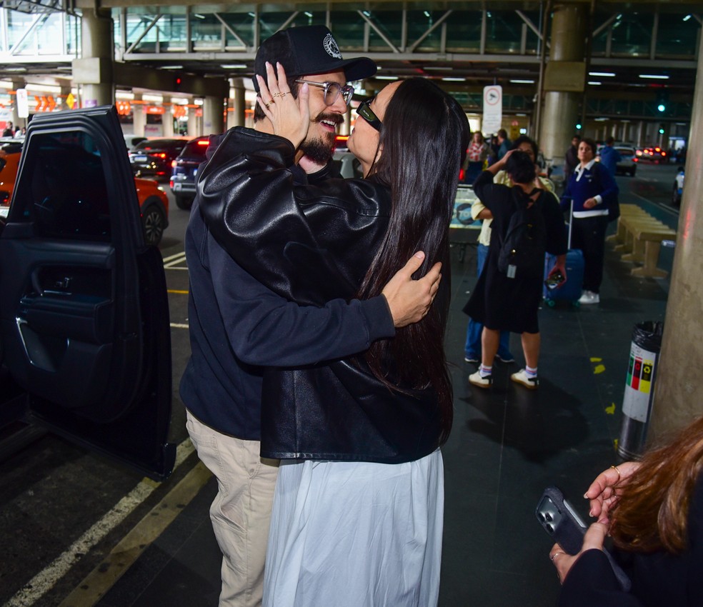 Grávida Sabrina Sato e recebida aos beijos por Nicolas Prattes ao desembarcar no aeroporto de Guarulhos após prestigiar o Paris Fashion week — Foto: agnews