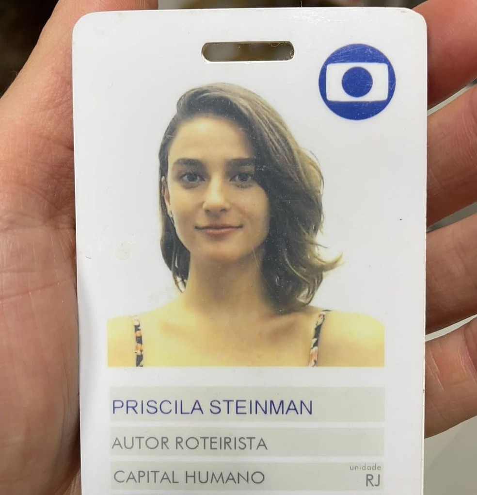 Priscila Sztejnman mostra crachá da Globo — Foto: Reprodução Instagram