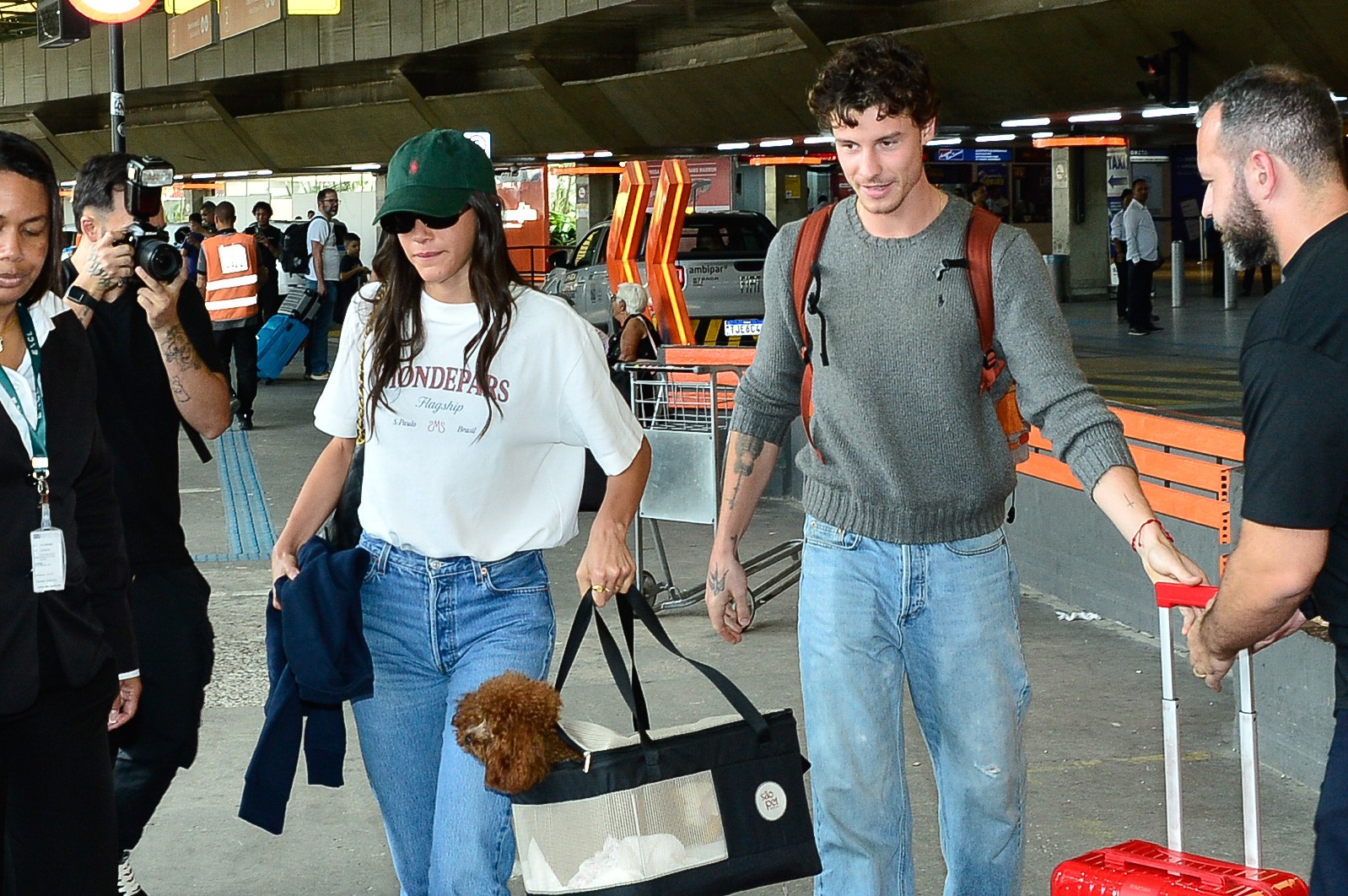Bruna Marquezine e Shawn Mendes desembarcam em SP e vão embora no mesmo carro — Foto: Will Dias e Eduardo Martins / Brazil News