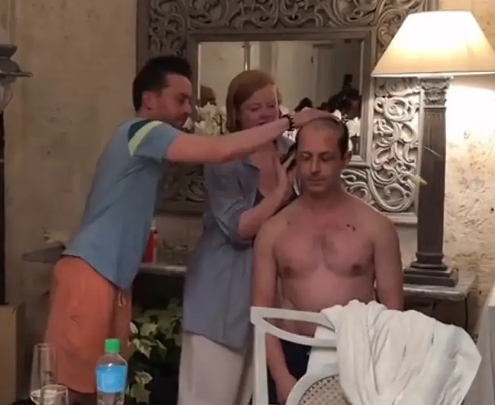 Sarah Snook e Kieran Culkin raspam a cabeça de Jeremy Strong  — Foto: Reprodução Instagram