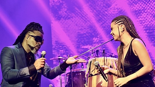 Carlinhos Brown canta com a filha Clara Buarque em show em Salvador