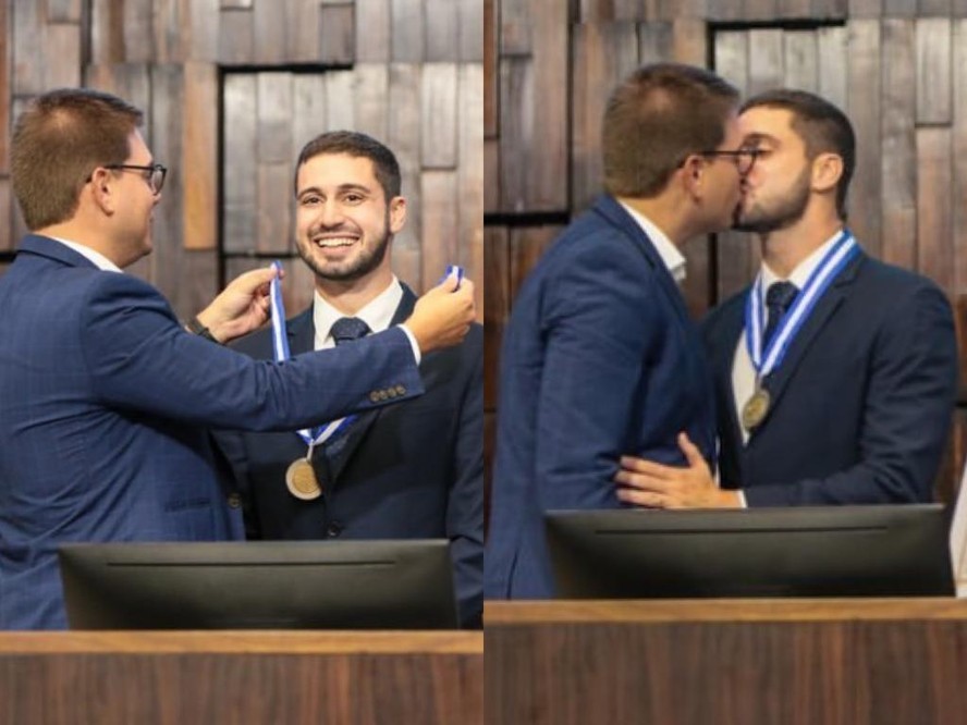 Pedro Figueiredo recebe medalha de Erick Rianelli, e casal de jornalistas comemora com beijo