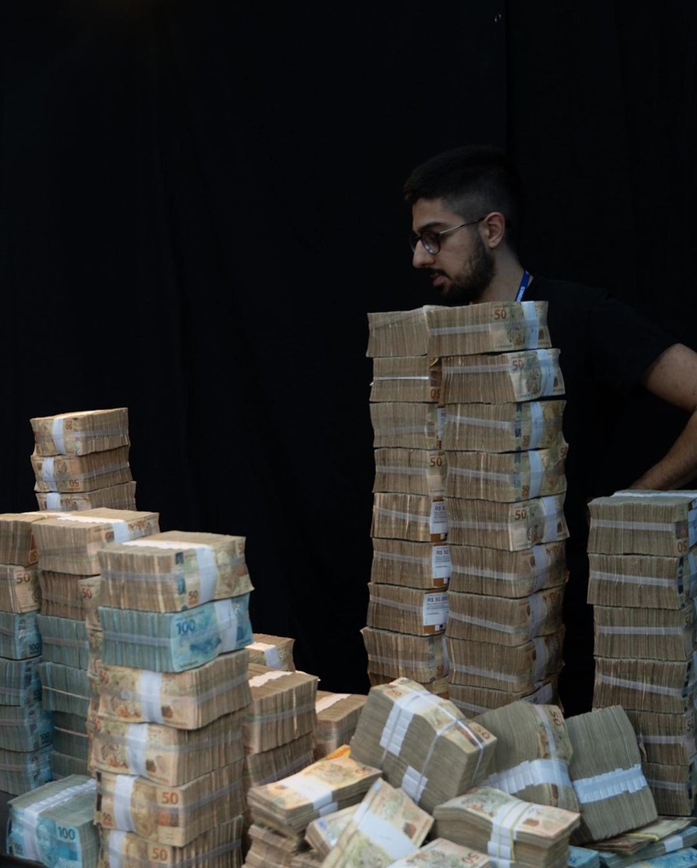 Thiago Nigro, o Primo Rico, posa com R$ 10 milhões em dinheiro — Foto: Reprodução/Instagram