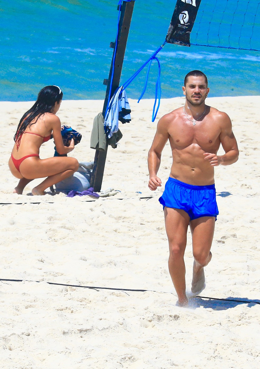 Jade Picon e André Lamoglia na praia — Foto: Fabrício Pioyani/ agnews